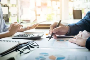 Cum să Alegi Cel Mai Bun Plan de Economisire pentru Copilul Tău