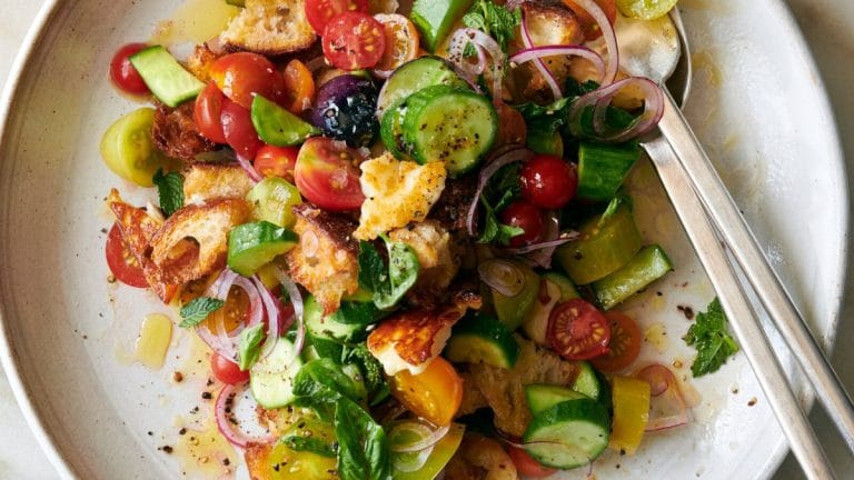 Prânz sănătos mediteranean: ciorbă ușoară și salată cu ulei de măsline Prânz sănătos mediteranean