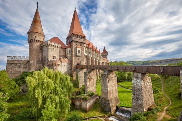 Cele mai frumoase castele din Carpați pe care merită să le vizitezi