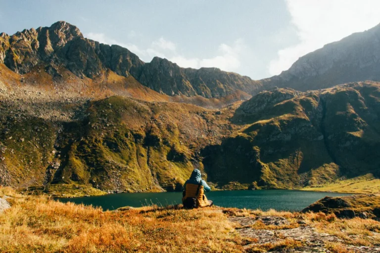 Planifică o drumeție reușită în Munții României – Cele mai populare trasee turistice