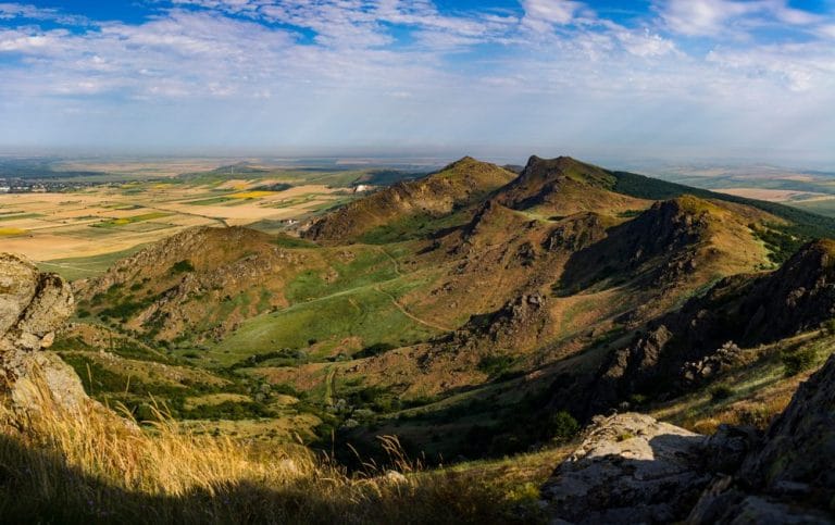 Top 10 vârfuri montane din România pe care să le cucerești Top 10 vârfuri montane din România pe care să le cucerești